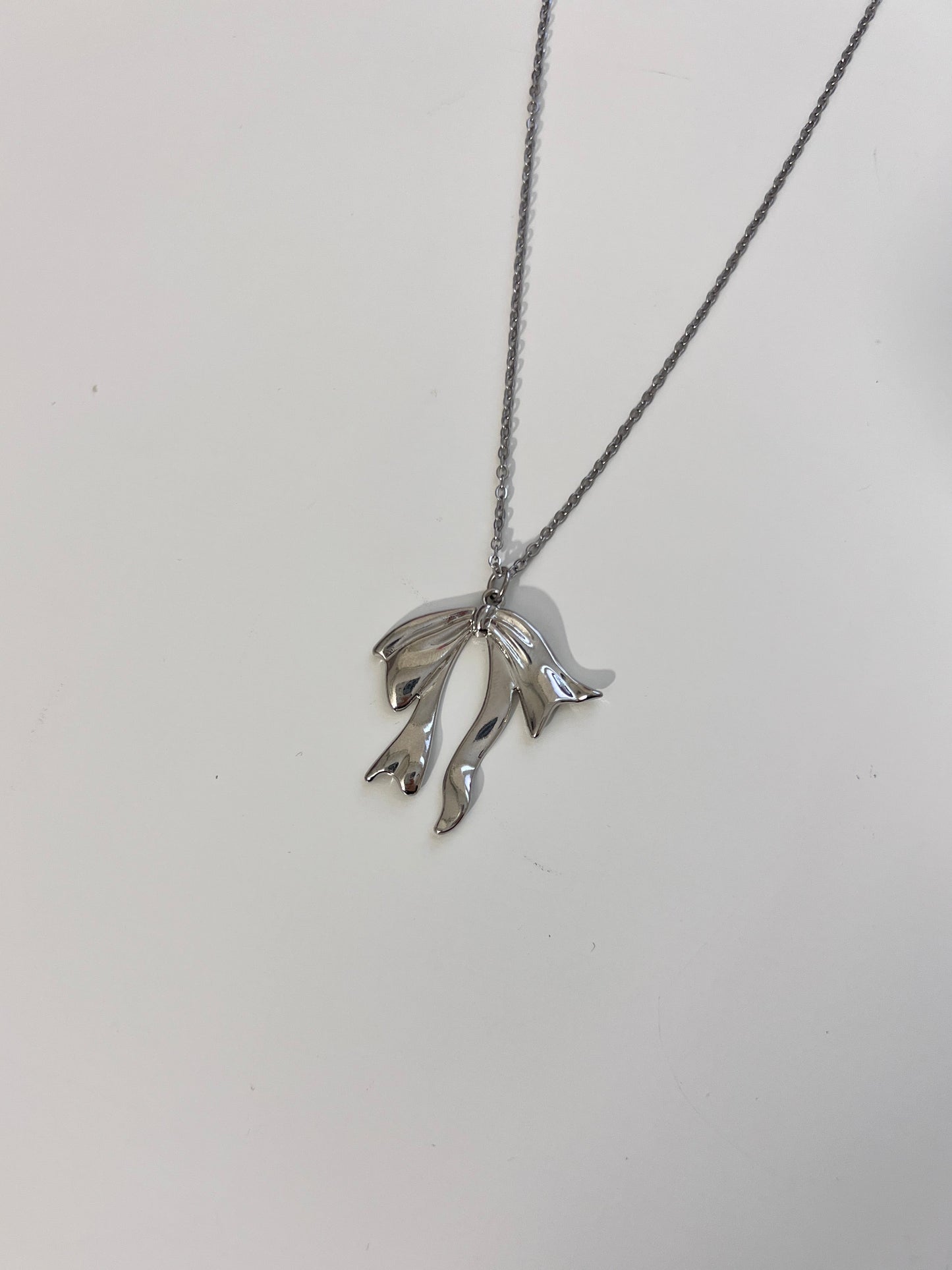 Swinging Bow Tie Pendent Necklace