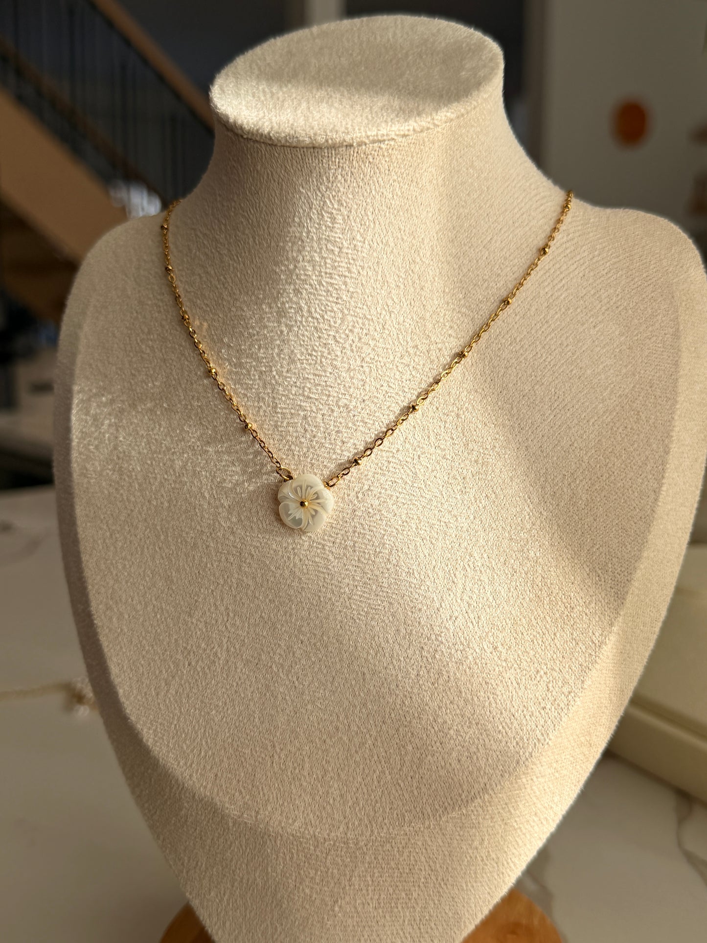 Mother of pearl Flower Necklace