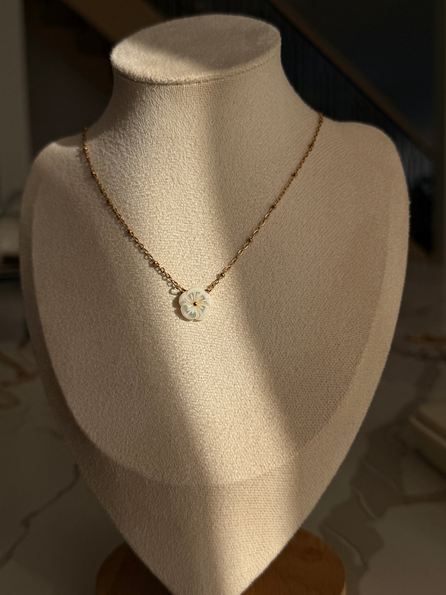 Mother of pearl Flower Necklace