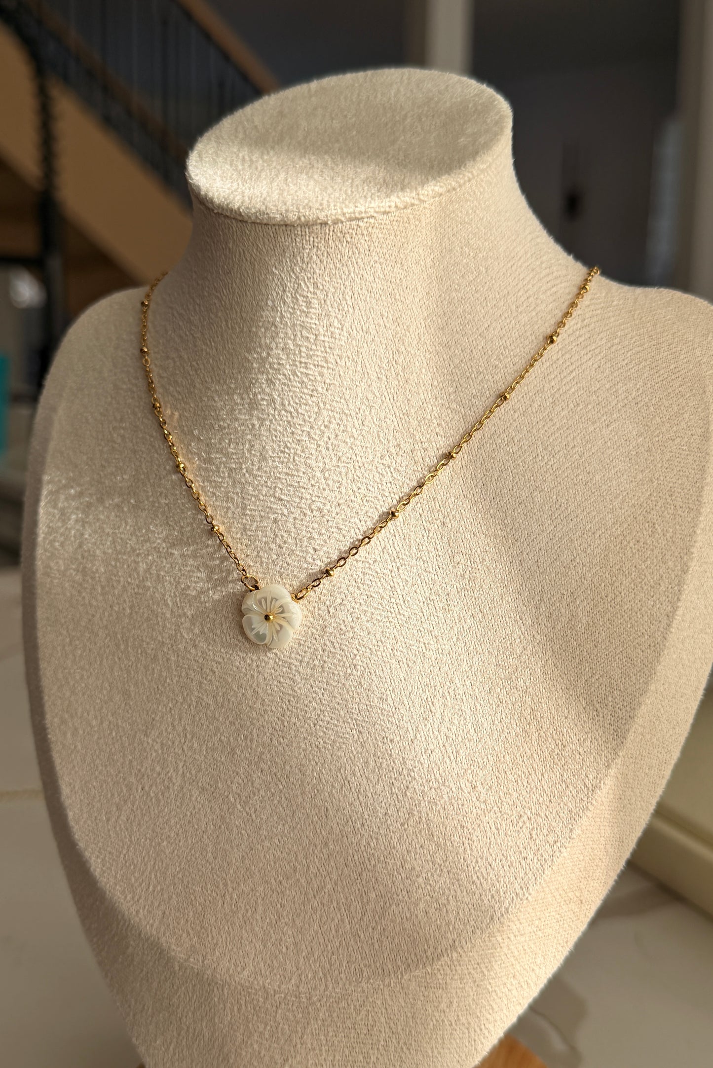 Mother of pearl Flower Necklace
