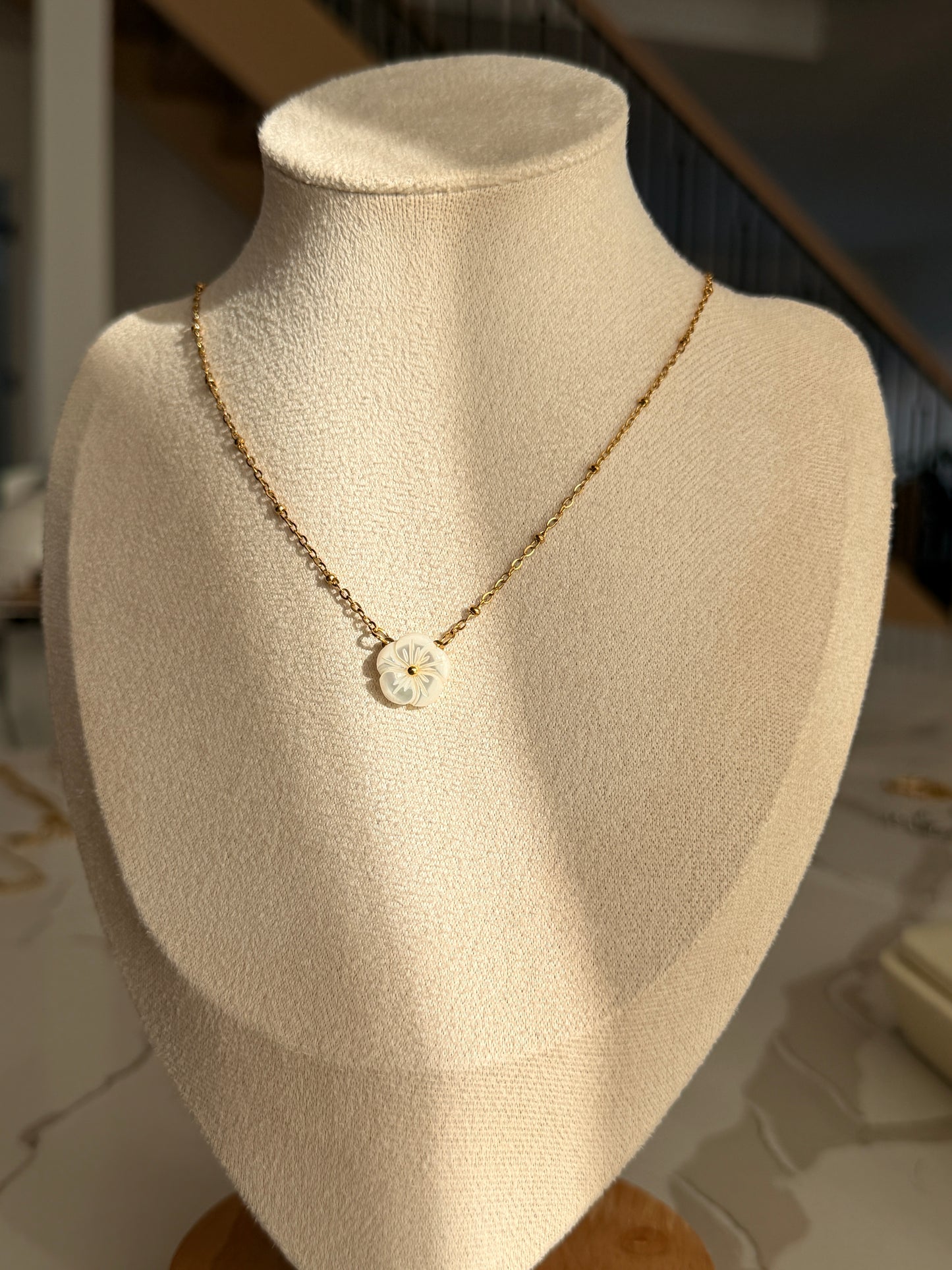 Mother of pearl Flower Necklace