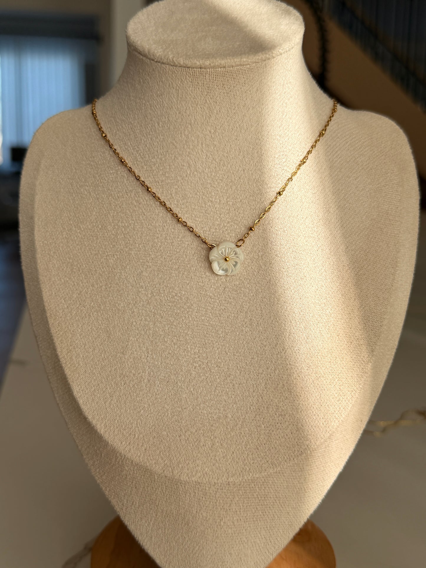 Mother of pearl Flower Necklace
